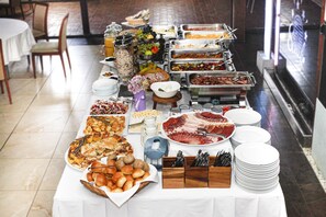 Petit déjeuner buffet servi tous les jours en supplément
