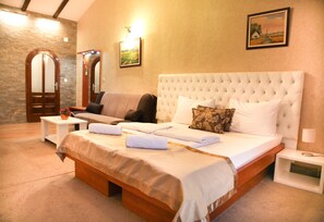 Studio | Minibaari, työpöytä, kannettavalle tietokoneelle sopiva työtila