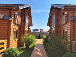 Minibar, bàn, khu vực làm việc phù hợp cho laptop, phòng cách âm