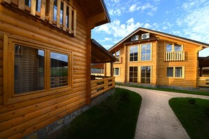 Minibar, escritorio y espacio para trabajar con laptop 