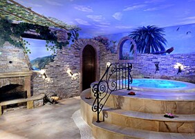 Sauna, hot tub, steam room, Turkish bath/hammam, deep-tissue massages