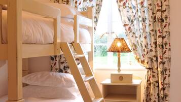 3 quartos, escrivaninha, espaço de trabalho para notebook