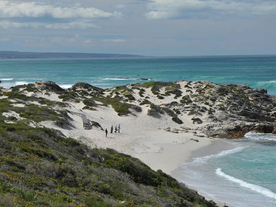Nära stranden och vit sandstrand