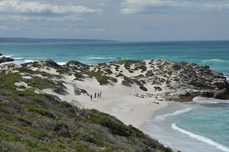 Una playa cerca, arena blanca