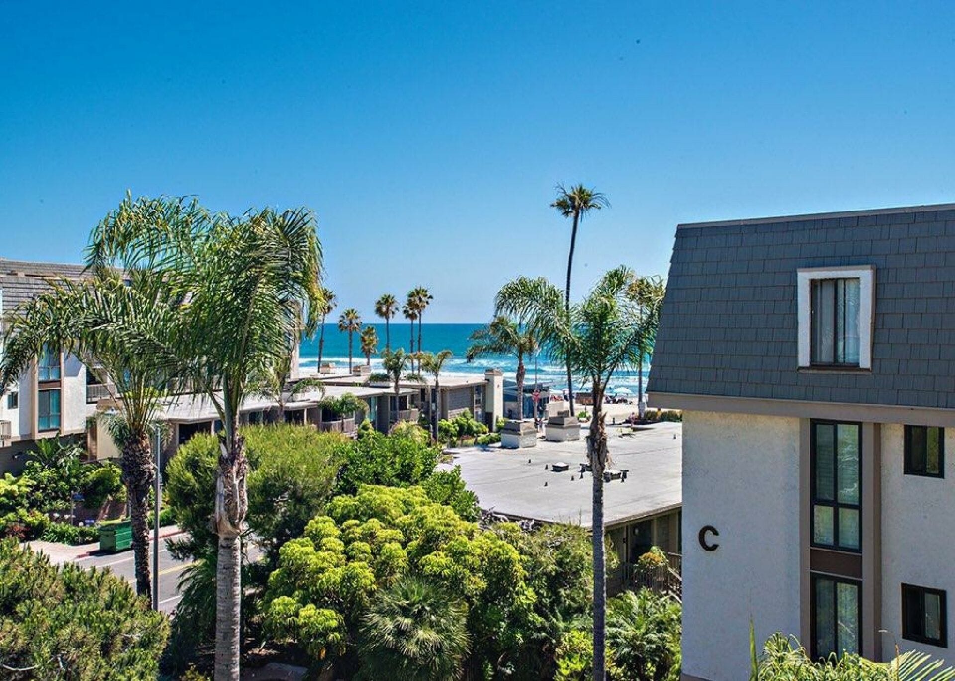 Sleep to the sound of the waves in a new remodeled condo