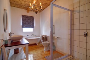 Suite clásica, vista al patio | Baño | Tina y regadera independientes, secadora de cabello, toallas, jabón 