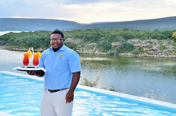 2 outdoor pools