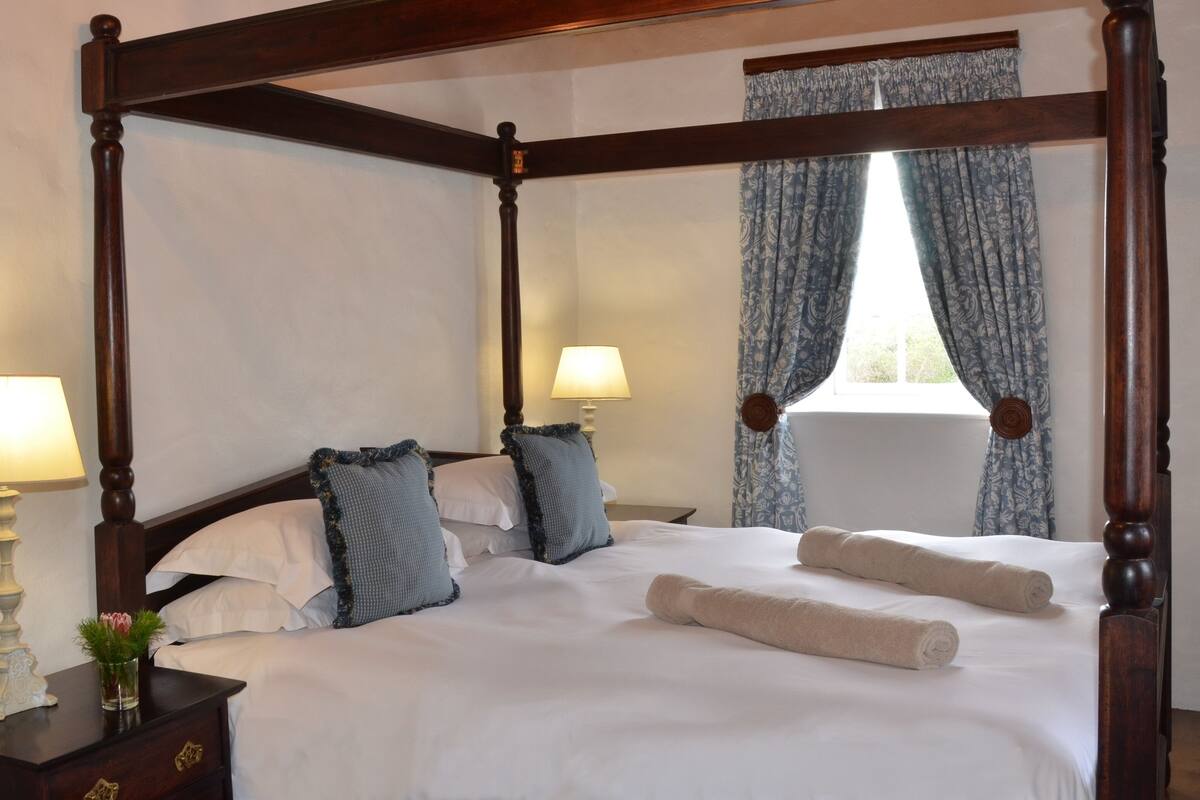 2 bedrooms, desk, iron/ironing board (on request), bed sheets