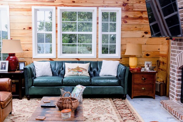 Smart TV, fireplace, stereo