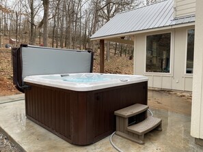 Outdoor spa tub - Farm House (Hulbert)
