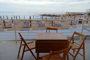 Outdoor dining - N226 - Numana, wonderful two-room apartment facing the sea (Numana)