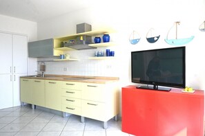 Frigorífico, lavavajillas y mesa de comedor