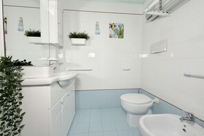 Shower, bidet, towels - N226 - Numana, wonderful two-room apartment facing the sea (Numana)