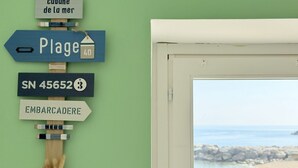 A wall with directional signs pointing to 'Plage,' 'Embarcadere,' and 'cousine de la mer.' - N226 - Numana, wonderful two-room apartment facing the sea (Numana)
