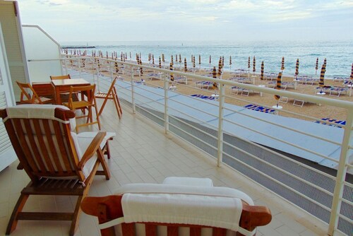 N226 - Numana, wonderful two-room apartment facing the sea