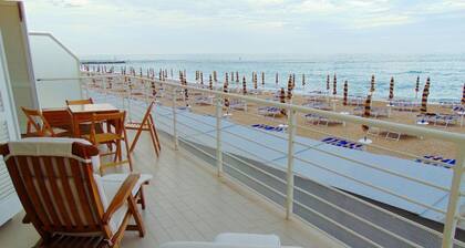 N226 - Numana, wonderful two-room apartment facing the sea