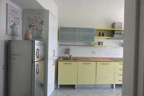 Frigorifero, lavastoviglie, tavolo da pranzo