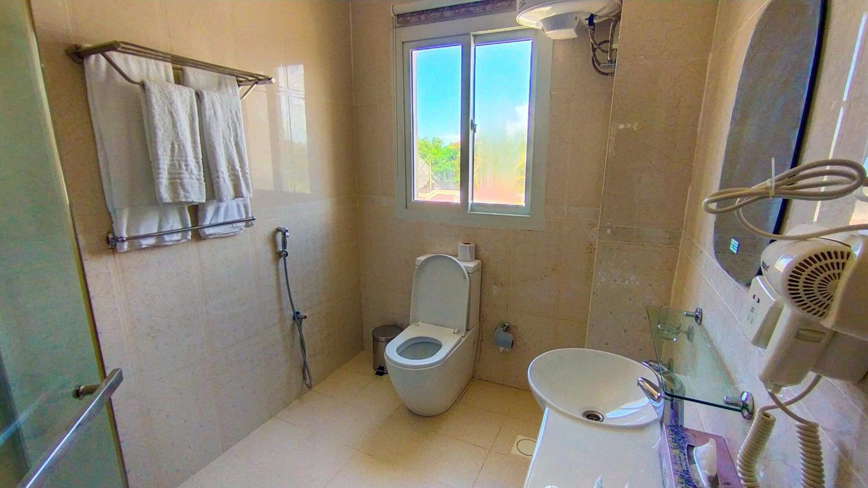 shower, rainfall showerhead, free toiletries, hair dryer