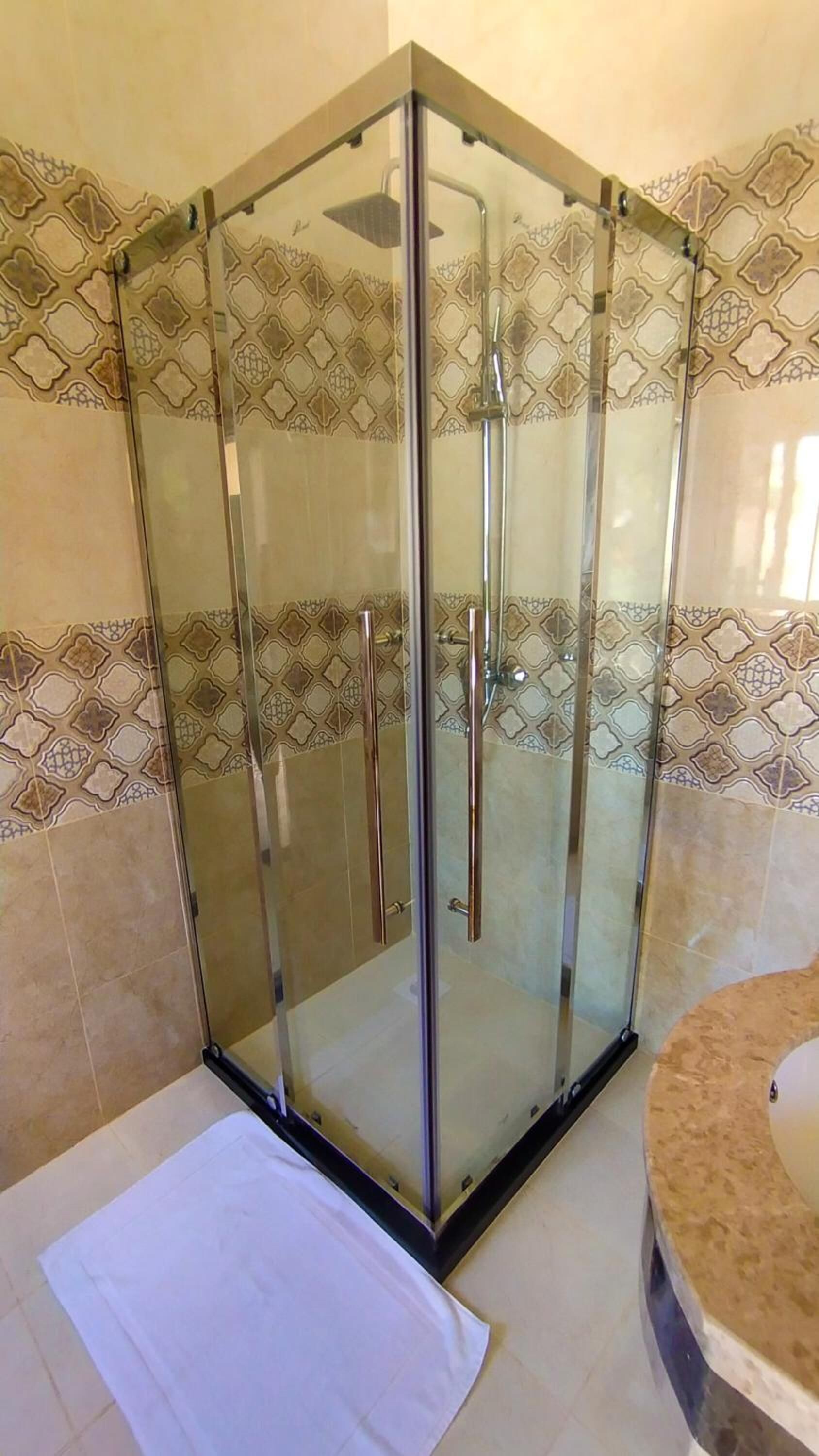 shower, rainfall showerhead, free toiletries, hair dryer