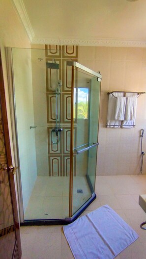 Dusche im Bad