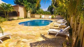 Piscine extérieure, chaises longues