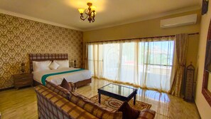 Habitación ejecutiva doble, vistas al mar | Ropa de cama de alta calidad, minibar, escritorio y cortinas opacas