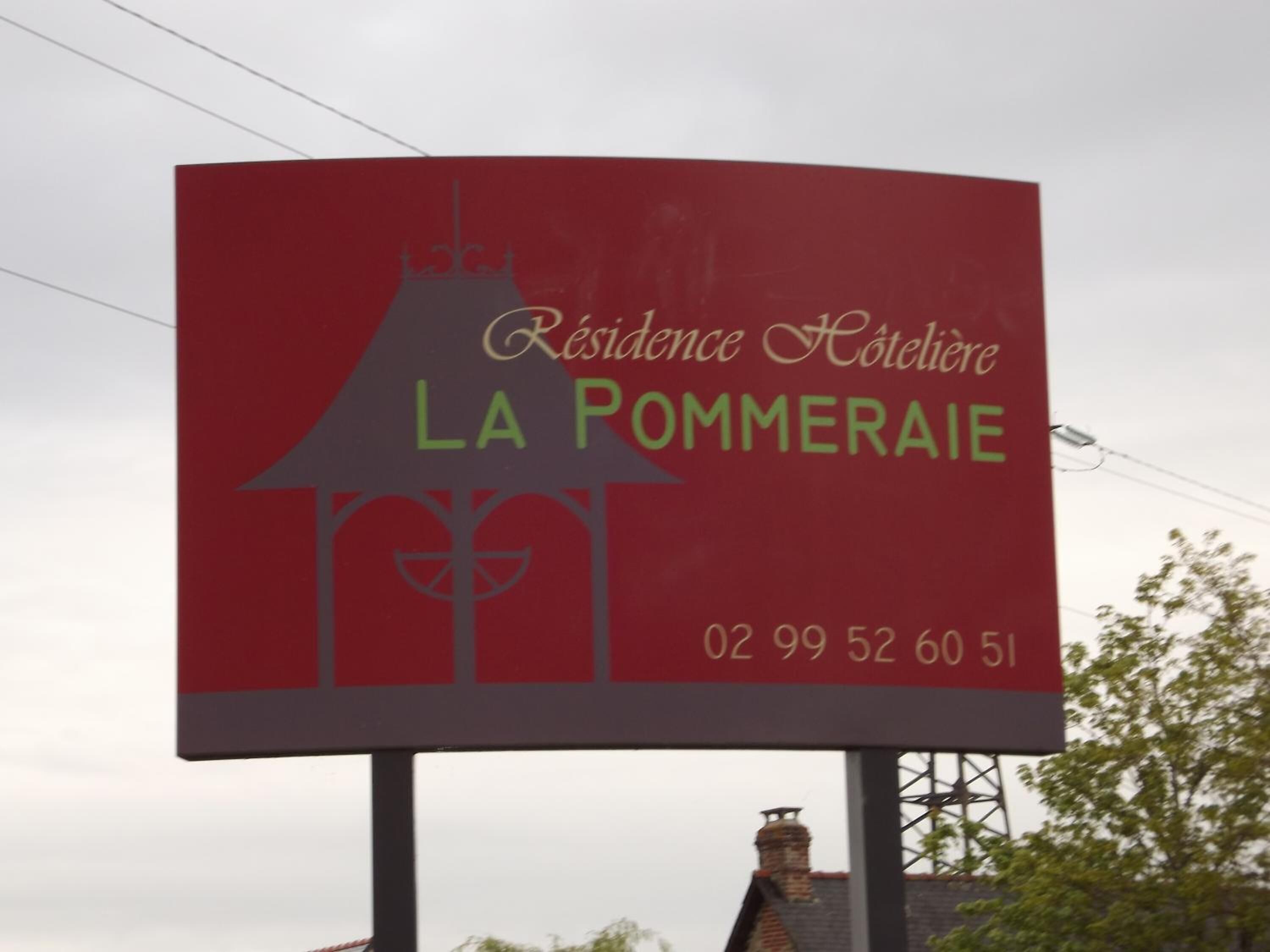 Et hotelskilt med navnet "Résidence Hôtelère LA POMMERAIe" og et telefonnummer.