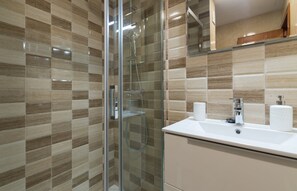 Dusche, Haartrockner, Handtücher, Seife