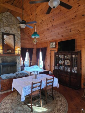 Dining - Cozy Cabin on 11 acres w/ Lake&Mtn Views. wifi, great cell svc. & moderated AC. (Bristol)