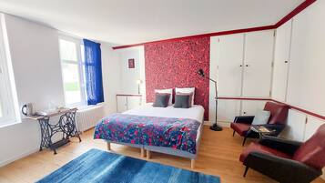 Familiekamer | Individueel gedecoreerd, individueel gemeubileerd, een bureau