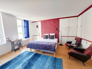 Family Room | Individually decorated, individually furnished, desk, free WiFi - Le Huis Clos (Amboise)