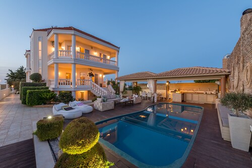 Marilyn Manor, Exclusive Hideaway with Private Pool & Close to the Beach