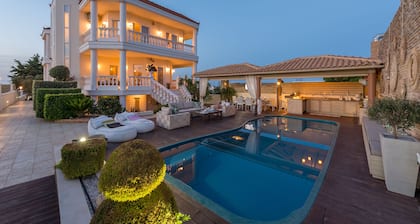 Marilyn Manor, Exclusive Hideaway with Private Pool & Close to the Beach