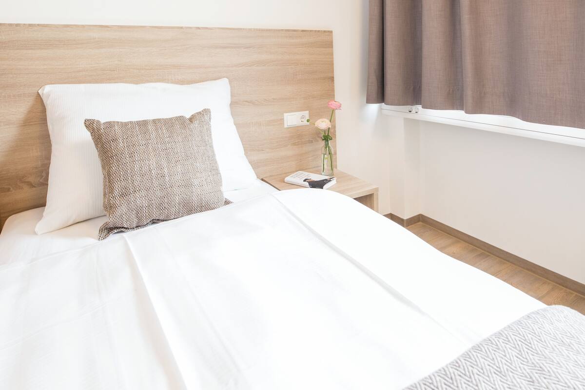 Single Room | Desk, laptop workspace, free WiFi, bed sheets