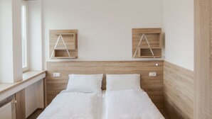 Desk, laptop workspace, WiFi (free), bed sheets - A2 Boarding House Memmingen (Memmingen)