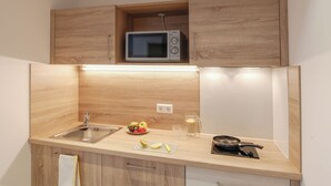 Fridge, microwave, stovetop, cookware/dishes/utensils - A2 Boarding House Memmingen (Memmingen)