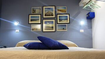 Triple Room (Il Mare) | Desk, free WiFi, bed sheets