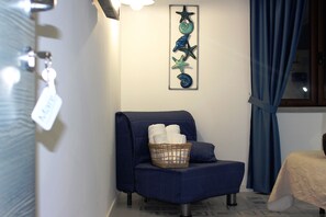 Triple Room (Il Mare) | Desk, free WiFi, bed sheets - Casa Mazzone BB Experience (Ciro)