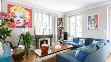 Fernseher, Kamin, TischfuĂball, Tischtennisplatte