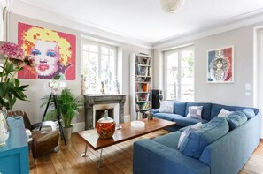 Télévision, cheminée, baby-foot, table de tennis de table