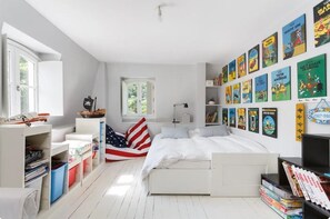 5 slaapkamers, een strijkplank/strijkijzer, reisbedje, gratis wifi