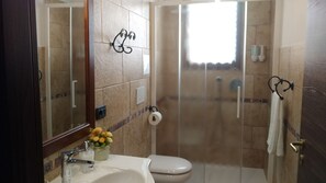 Shower, hair dryer, bidet, towels - Vendrès house near city center (Cagliari)