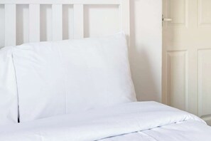 2 bedrooms, laptop workspace, iron/ironing board, bed sheets - Bright & Cosy Two Bedroom Apt Close to Canning Town Tube (London)