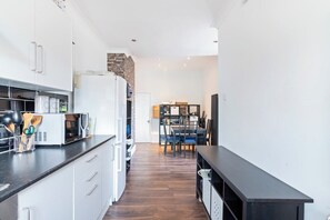 Kühlschrank, Mikrowelle, Ofen