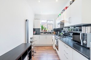 Fridge, microwave, oven - Bright & Cosy Two Bedroom Apt Close to Canning Town Tube (London)