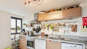 Apartment (2 Bedrooms) | Private kitchen | Coffee/tea maker, fridge, microwave, oven - Amazing 2 Bed Apt with Balcony Nr Stoke Newington (London)