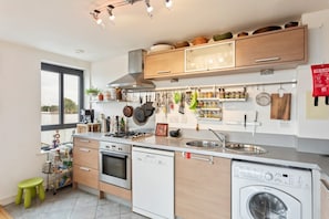 Apartment (2 Bedrooms) | Private kitchen | Fridge, microwave, oven, stovetop