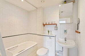 Apartment (2 Bedrooms) | Bathroom | Bathtub, free toiletries, hair dryer, towels