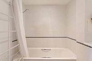 Departamento (2 Bedrooms) | Baño | Tina, amenidades de baño gratuitas, secadora de cabello, toallas 