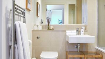 Apartamento (1 Bedroom) | Banheiro | Produtos de toalete grátis, secador de cabelo, toalhas de banho